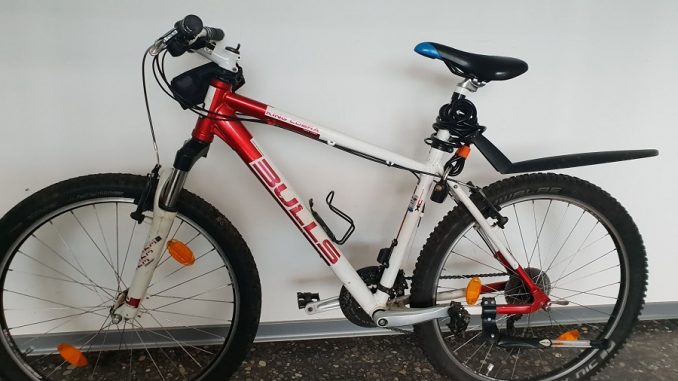 Polizei Bad Kreuznach stoppt Radfahrer: Wer vermisst sein gestohlenes Fahrrad der Marke "Bulls"?