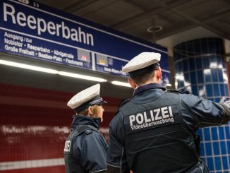 Bundespolizisten boten auf dem Bahnhof Reeperbahn Hilfe an, doch Hamburger tritt zu