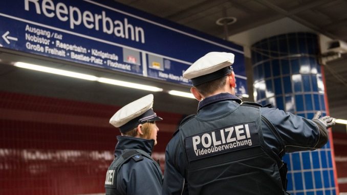 Bundespolizisten boten auf dem Bahnhof Reeperbahn Hilfe an, doch Hamburger tritt zu Bundespolizisten boten auf dem Bahnhof Reeperbahn Hilfe an, doch Hamburger tritt zu