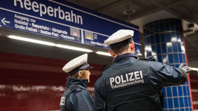 Bundespolizisten boten auf dem Bahnhof Reeperbahn Hilfe an, doch Hamburger tritt zu