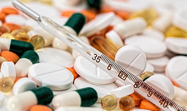 Die Registrierkasse der Apotheke am Boden Die Registrierkasse der Apotheke am Boden