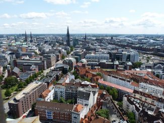 Aufmerksame Radfahrerin beobachtet zwei Einbrecher in Hamburg-Winterhude