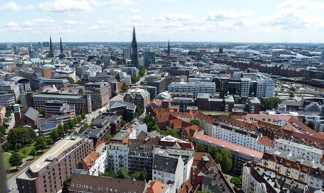 Aufmerksame Radfahrerin beobachtet zwei Einbrecher in Hamburg-Winterhude