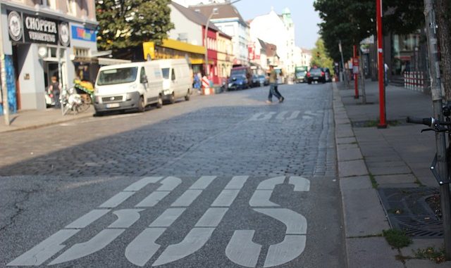 Hamburg: Mit gezogener Pistole im Bus