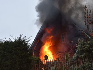 Haus in Stade wegen Adventskerzen in Flammen