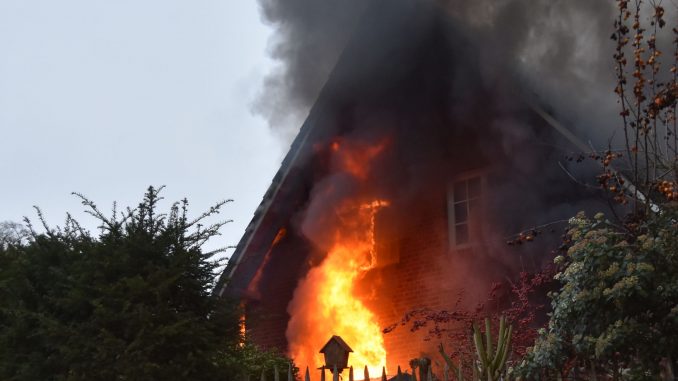 Haus in Stade wegen Adventskerzen in Flammen