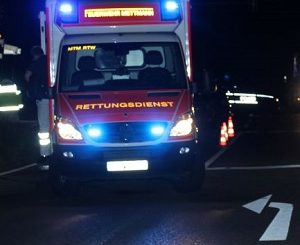 Fußgängerin in Ratingen trotz grüner Ampel von abbiegendem Auto erfasst