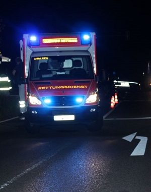 Fußgängerin in Ratingen trotz grüner Ampel von abbiegendem Auto erfasst