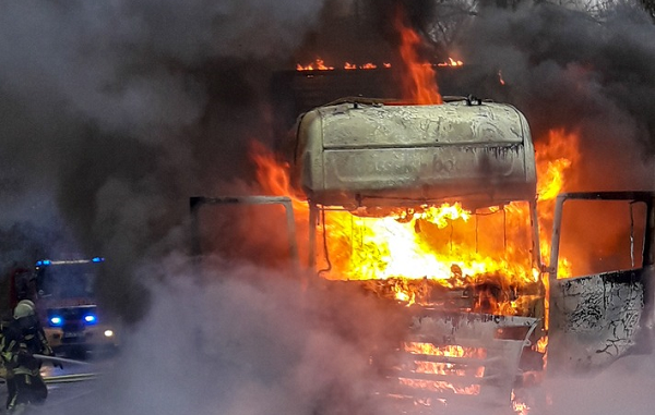 LKW in Flammen: Rauchwolken im Süden von Bochum LKW in Flammen: Rauchwolken im Süden von Bochum