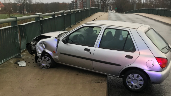Unfall in Verden - Autofahrer begeht nach Crash in Osterholz-Scharmbeck Unfallflucht